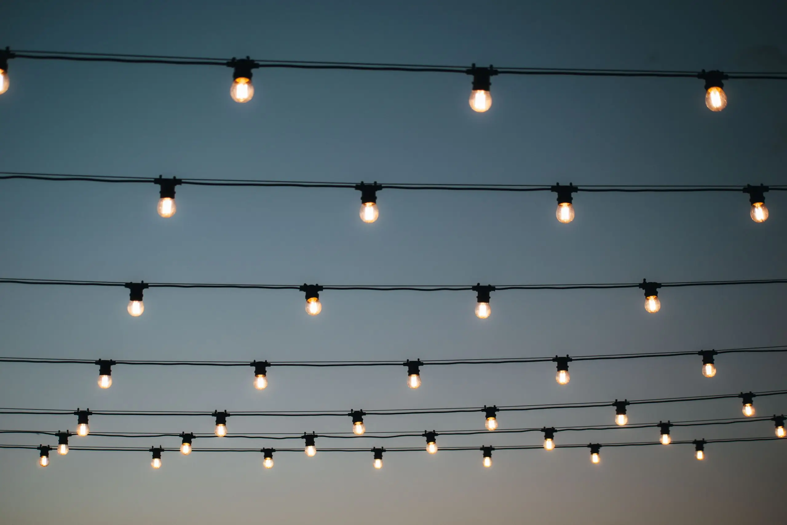 many light bulbs on the wire. lighting in the cafe. garland of lamps